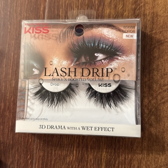 NEW in BOX 7 Sets of Assorted Bold Dramatic Fake Lashes - Picture 3 of 7